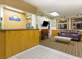Days Inn by Wyndham Paxton hotel thumbnail 2