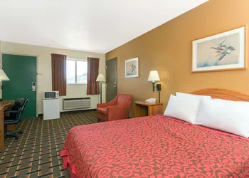 Days Inn by Wyndham Paxton hotel thumbnail 4