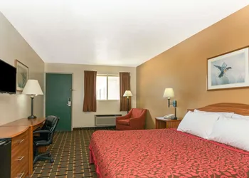 Days Inn by Wyndham Paxton hotel thumbnail 5