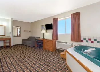 Days Inn by Wyndham Paxton hotel thumbnail 6