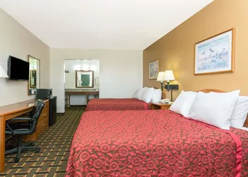 Days Inn by Wyndham Paxton hotel thumbnail 7