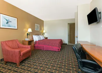 Days Inn by Wyndham Paxton hotel thumbnail 8