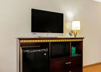 La Quinta Inn & Suites by Wyndham Cleburne hotel thumbnail 3