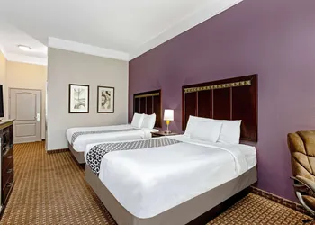 La Quinta Inn & Suites by Wyndham Cleburne hotel thumbnail 5