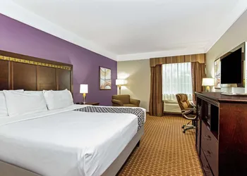 La Quinta Inn & Suites by Wyndham Cleburne hotel thumbnail 6