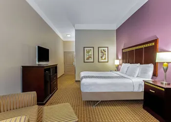 La Quinta Inn & Suites by Wyndham Cleburne hotel thumbnail 8