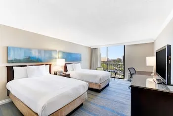 Hilton Irvine/Orange County Airport hotel thumbnail 7