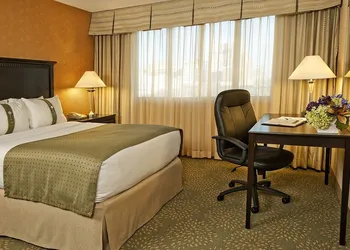 Holiday Inn Alexandria at Carlyle by IHG hotel thumbnail 3