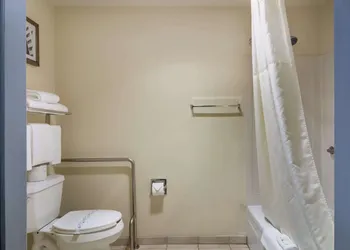 Quality Inn & Suites Silverdale Bangor - Keyport hotel thumbnail 8