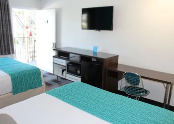 Howard Johnson by Wyndham San Diego Hotel Circle hotel thumbnail 7