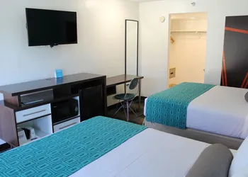 Howard Johnson by Wyndham San Diego Hotel Circle hotel thumbnail 8