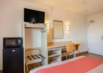 Howard Johnson by Wyndham Lemoore Near Naval Air Station hotel thumbnail 4
