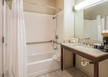 Comfort Inn & Suites Seattle North hotel thumbnail 7