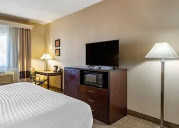 Comfort Inn & Suites Seattle North hotel thumbnail 8