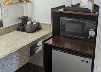 Hillcrest Inn & Suites hotel thumbnail 5