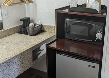 Hillcrest Inn & Suites hotel thumbnail 5
