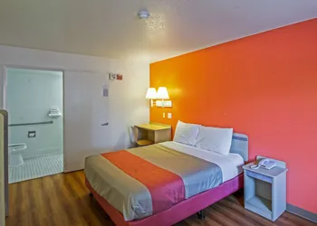 Motel 6 Redding, CA - South hotel thumbnail 4
