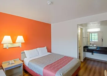 Motel 6 Redding, CA - South hotel thumbnail 5