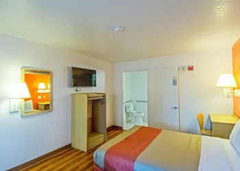 Motel 6 Redding, CA - South hotel thumbnail 8