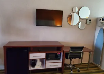 Howard Johnson by Wyndham Phoenix Airport/Downtown Area hotel thumbnail 6