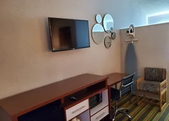 Howard Johnson by Wyndham Phoenix Airport/Downtown Area hotel thumbnail 7