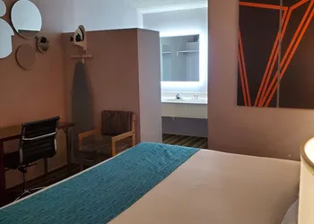 Howard Johnson by Wyndham Phoenix Airport/Downtown Area hotel thumbnail 8