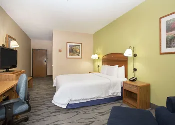 Baymont by Wyndham Thornton hotel thumbnail 6