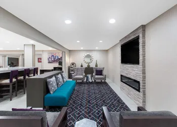 La Quinta Inn & Suites by Wyndham Blue Springs hotel thumbnail 3
