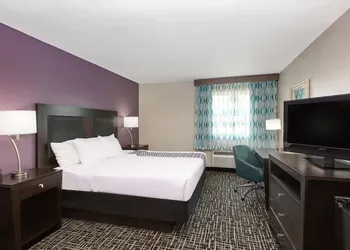La Quinta Inn & Suites by Wyndham Blue Springs hotel thumbnail 5