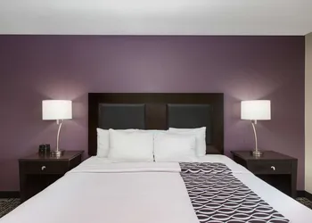 La Quinta Inn & Suites by Wyndham Blue Springs hotel thumbnail 6