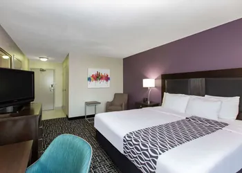La Quinta Inn & Suites by Wyndham Blue Springs hotel thumbnail 7