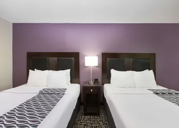 La Quinta Inn & Suites by Wyndham Blue Springs hotel thumbnail 8