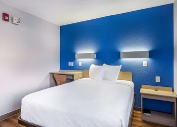 Americas Best Value Inn East Peoria hotel thumbnail 8