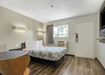 Motel 6 San Jose, CA - Airport hotel thumbnail 5