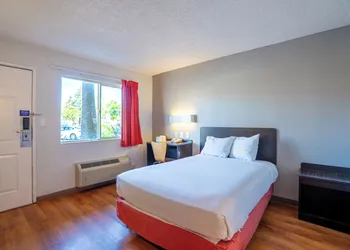 Motel 6 Pleasanton, CA hotel thumbnail 3