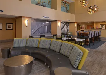 Hampton Inn & Suites Bakersfield North-Airport hotel thumbnail 2