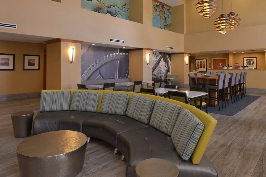 Hampton Inn & Suites Bakersfield North-Airport hotel detail image 2