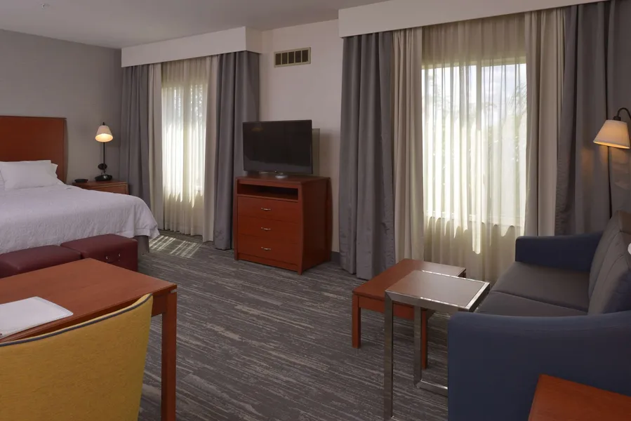 Hampton Inn & Suites Bakersfield North-Airport hotel detail image 6