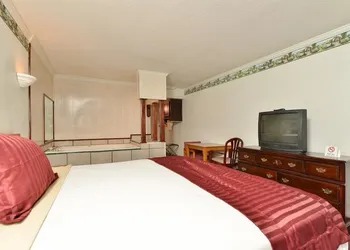 Americas Best Value Inn & Suites Kansas City hotel thumbnail 3