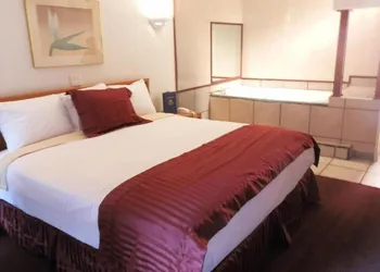 Americas Best Value Inn & Suites Kansas City hotel thumbnail 7