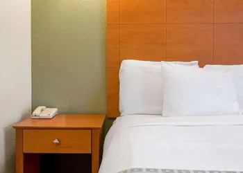 La Quinta Inn & Suites by Wyndham Tulare hotel thumbnail 5
