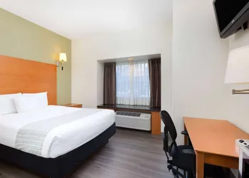 La Quinta Inn & Suites by Wyndham Tulare hotel thumbnail 6