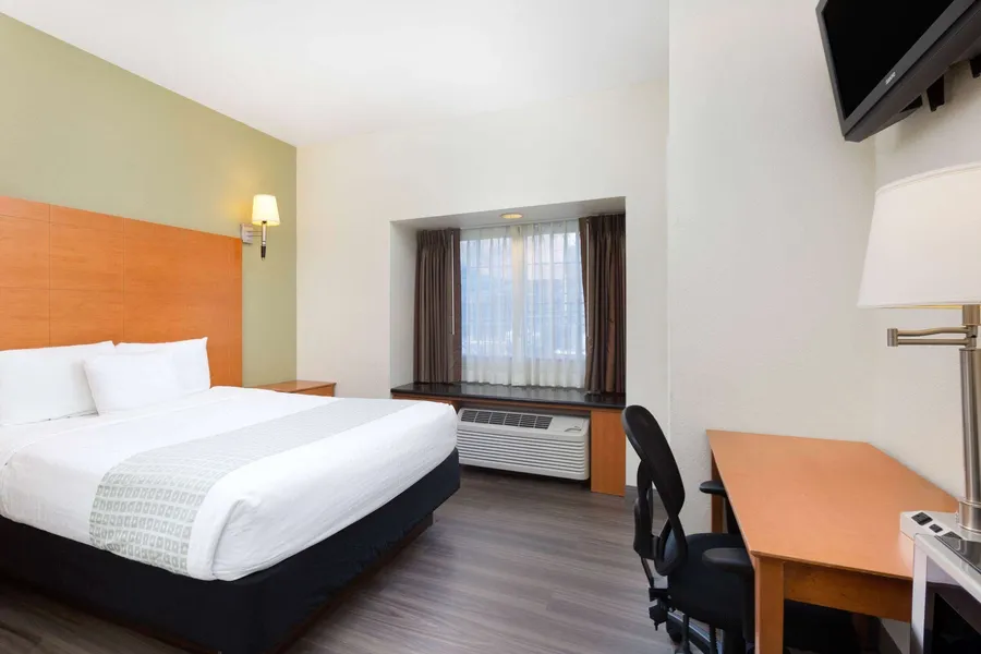 La Quinta Inn & Suites by Wyndham Tulare hotel detail image 6