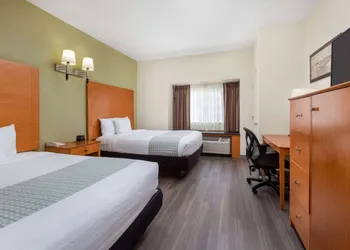 La Quinta Inn & Suites by Wyndham Tulare hotel thumbnail 8