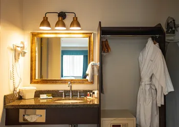 Ramada by Wyndham Surrey/Langley hotel thumbnail 4