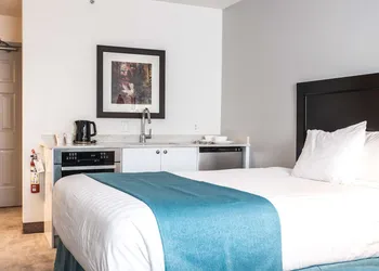 Ramada by Wyndham Surrey/Langley hotel thumbnail 7