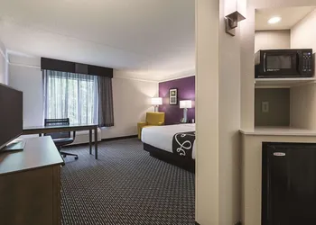 La Quinta Inn & Suites by Wyndham Dallas Plano West hotel thumbnail 4