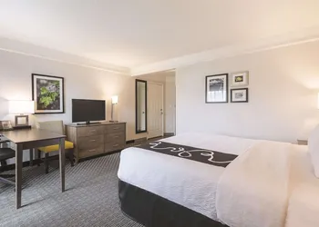 La Quinta Inn & Suites by Wyndham Dallas Plano West hotel thumbnail 6
