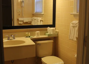 Travelodge by Wyndham Bellmawr hotel thumbnail 5