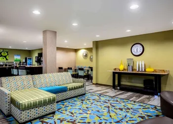 La Quinta Inn & Suites by Wyndham Emporia hotel thumbnail 2